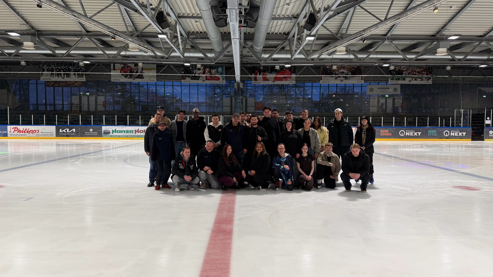 Gruppenbild des Paradice Bremen Teams auf dem Eis