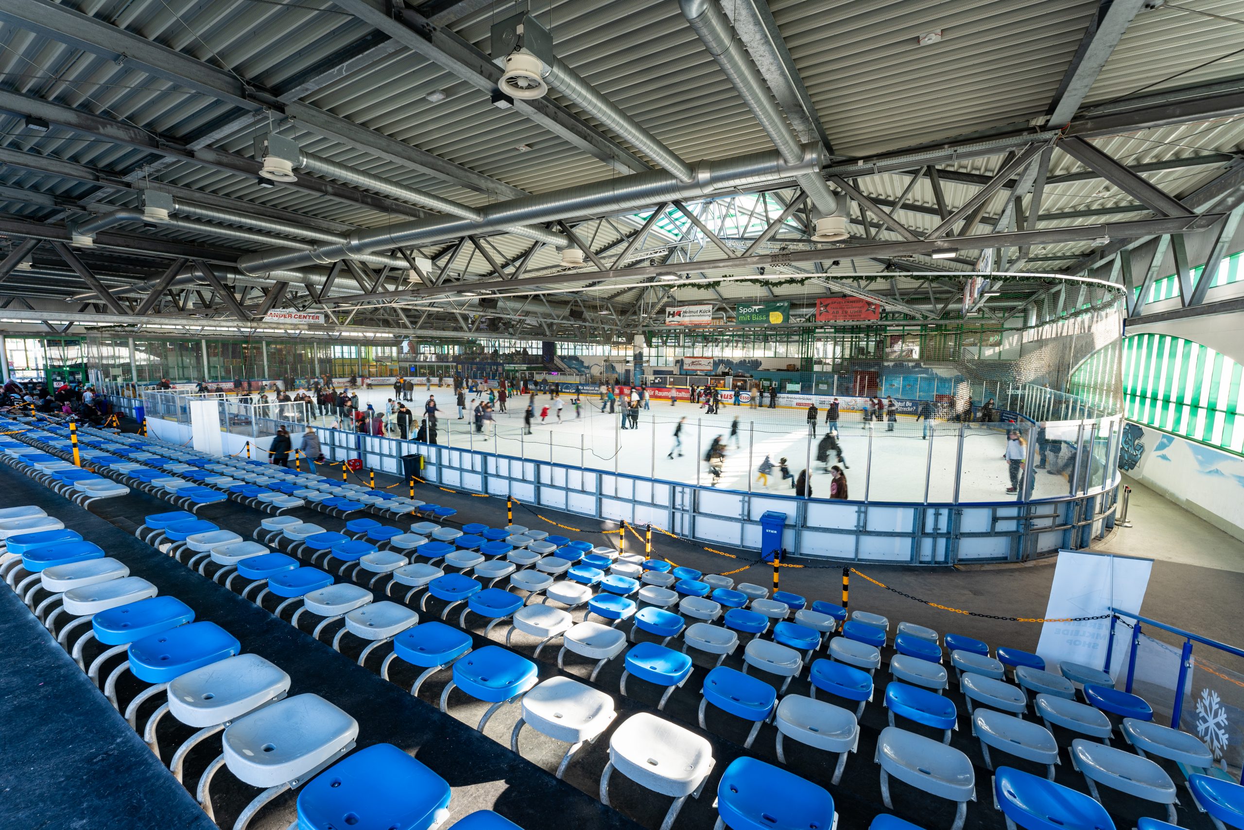 Große Eisfläche der Eissporthalle Paradice